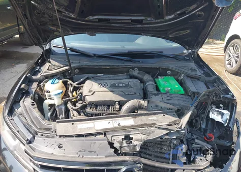 2017 Volkswagen Passat 1.8T R-Line z USA, uszkodzony, nr VIN 1VWDT7A30HC063908